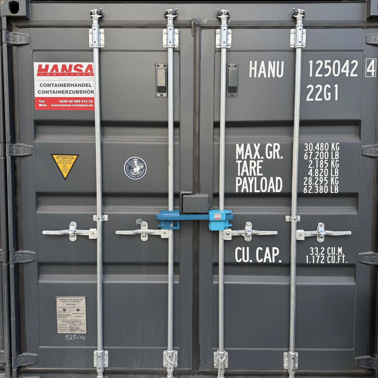 Containerschloss ATHENE am Container montiert