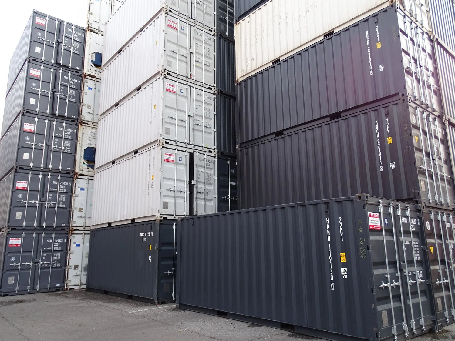 20ft Seecontainer im Depot Hamburg von Hansa Container