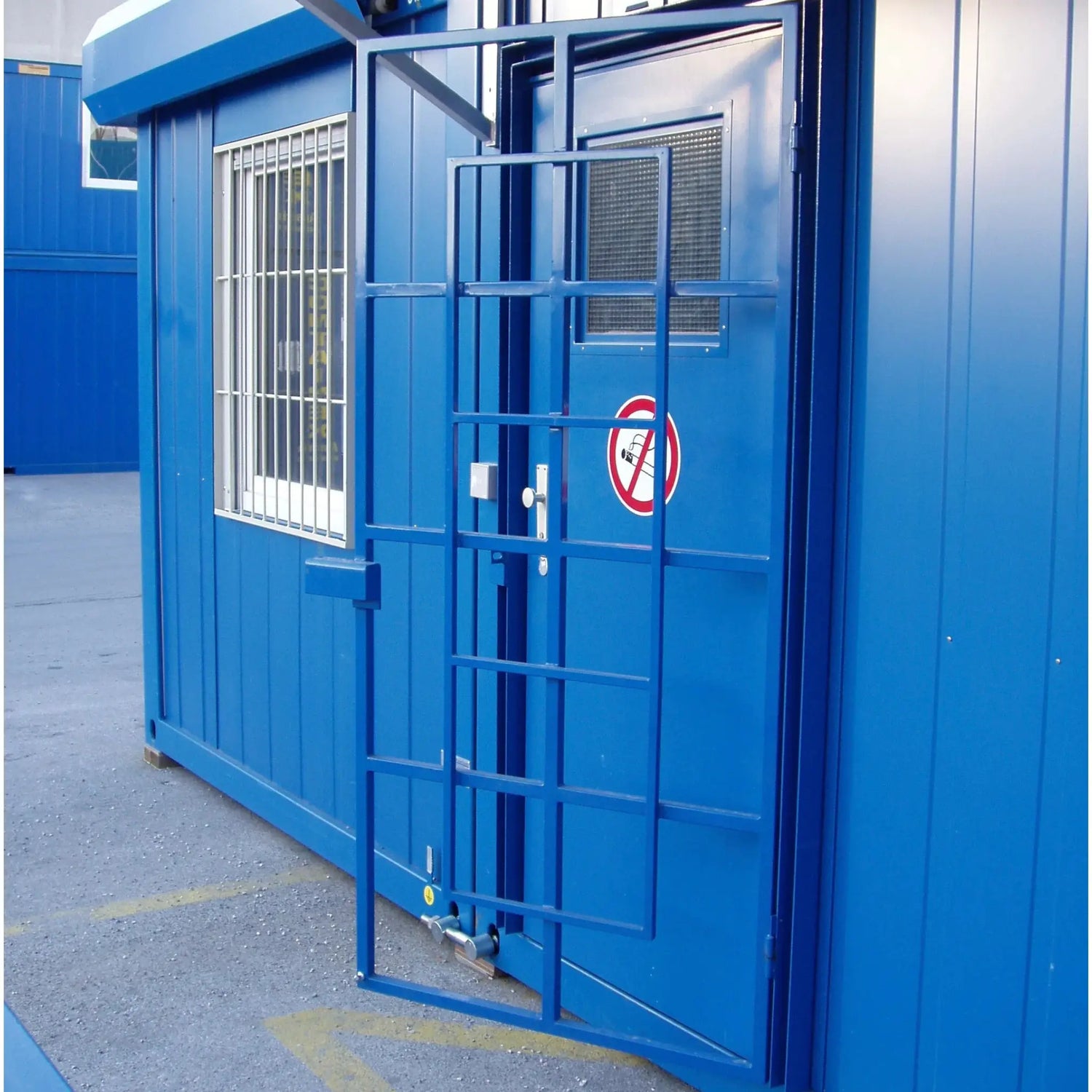 Bürocontainer mit Türgitter als optionale Modifikation