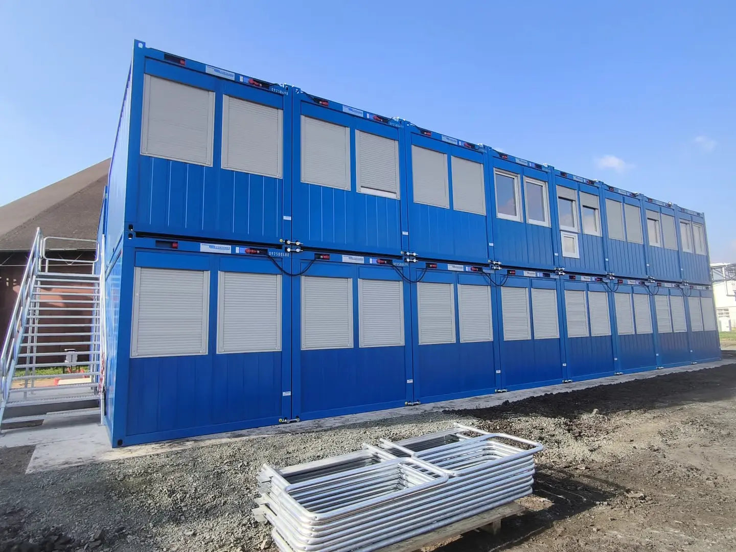 Bürocontaineranlage mit angebauter Außentreppe