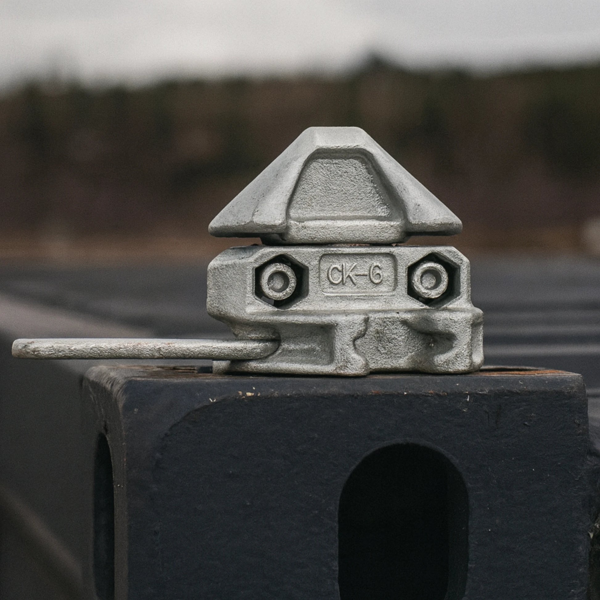 Twistlock Stapelsicherung auf Container montiert