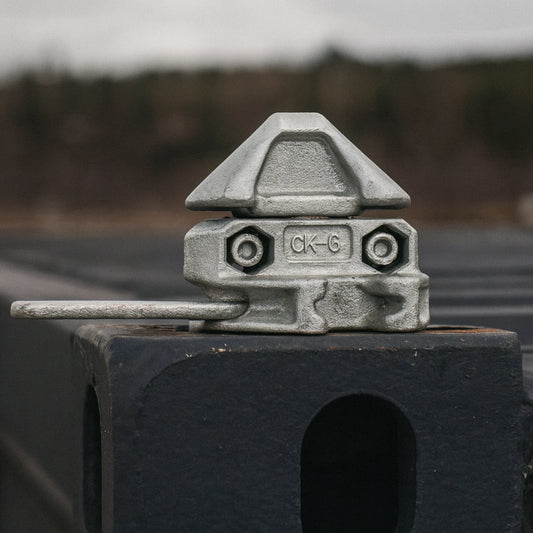 Twistlock Stapelsicherung auf Container montiert