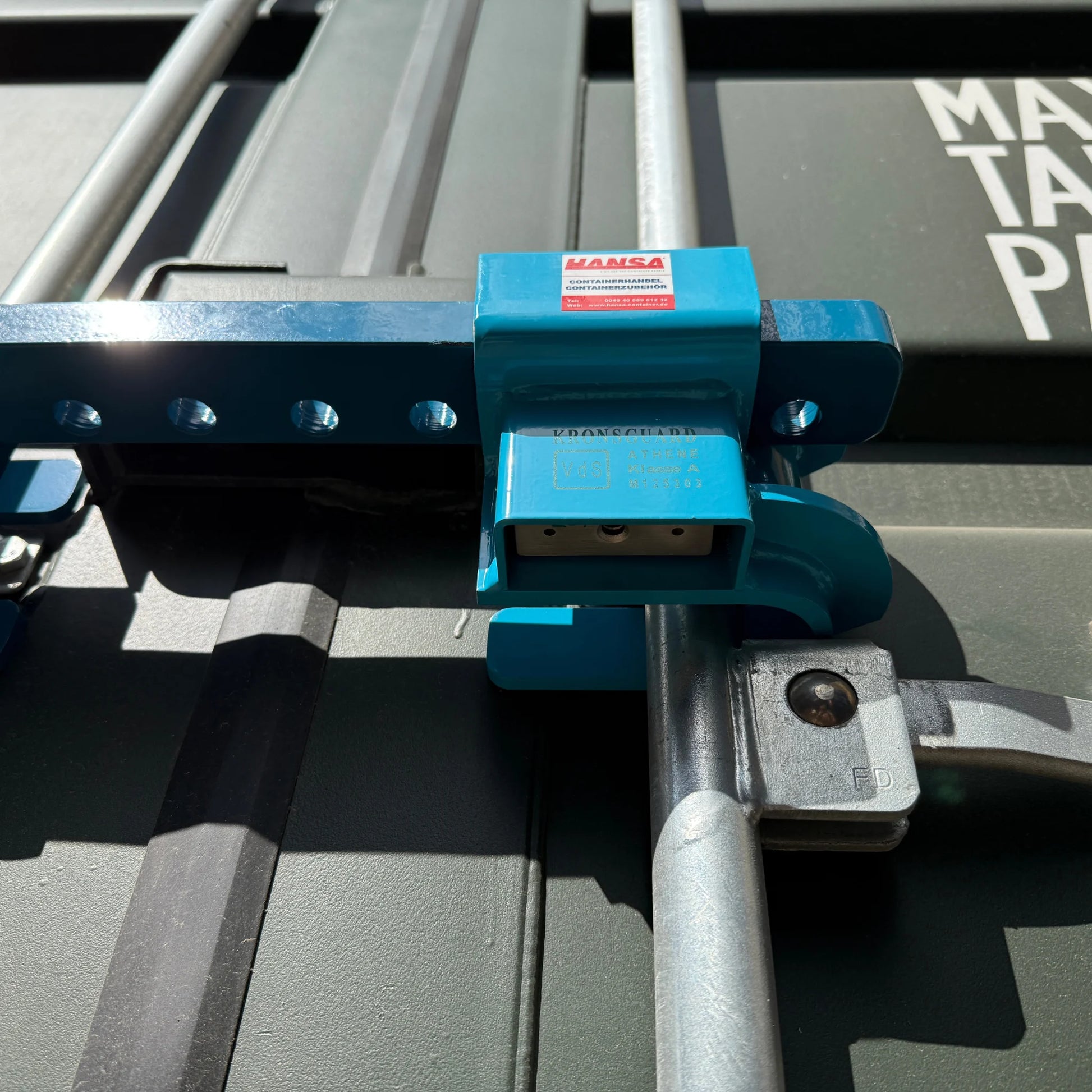 Containerschloss ATHENE am Container von unten
