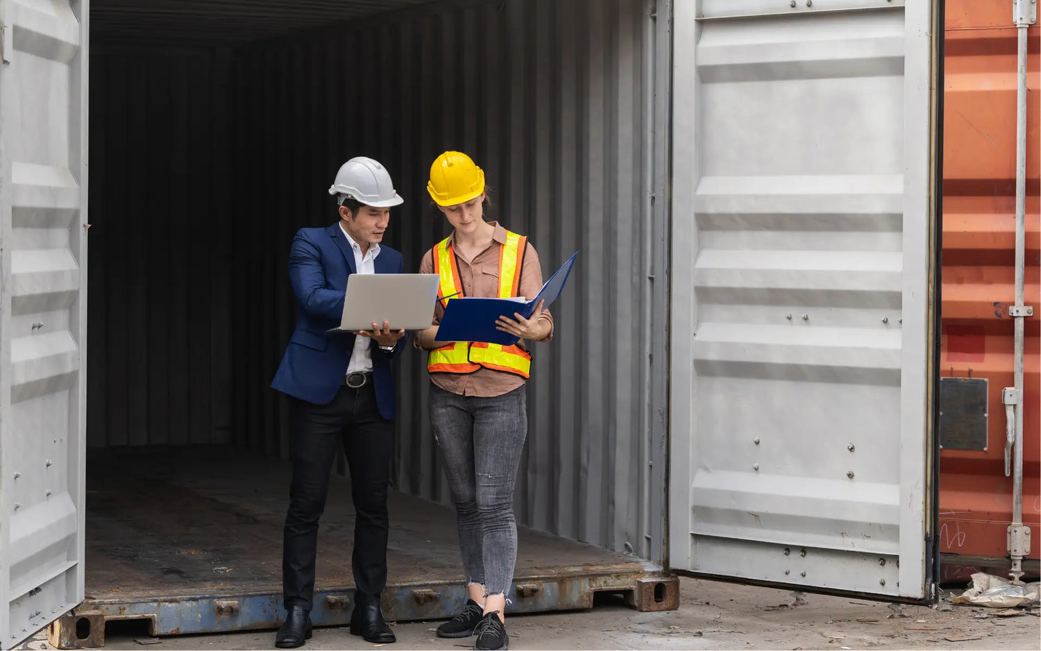Beratungsgespräch vor einem Container