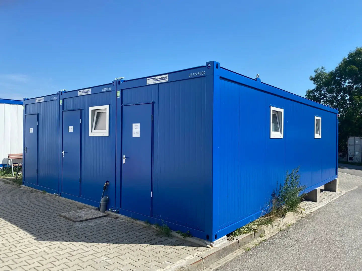 Modulare Sanitärcontainer-Anlage in Dreierkombination